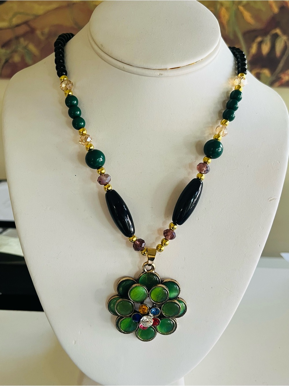STUNNING Statement NK. 💚 Green Floral Pendant W/Multi Color Stones & Mixed Beads
